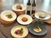新鮮野菜のサラダブッフェ＆ドリンクバー付き！
パン、ライス、スープもお替り自由‼