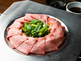 オリジナル鉄板で肉と野菜の旨みを凝縮する『炊き肉』