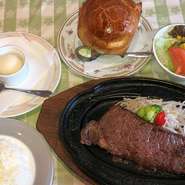 国産牛を使用したステーキです。
キノコのパイスープ、サラダ、ライス、デザートが付いてます。
