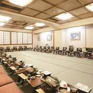 店内には最大100名で利用可能な宴会場を完備。広々とした座敷に華やかな料理、駅からのアクセスも幹事には心強いポイント。季節の宴会にも重宝できるお店です。