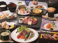 写真は『神戸牛会席コース　華』。冷しゃぶサラダに、スープ仕立てのパイ包みに、炙り寿司、そしてメインとなるステーキ。「神戸牛」の多彩な楽しみ方を提案するコースです。