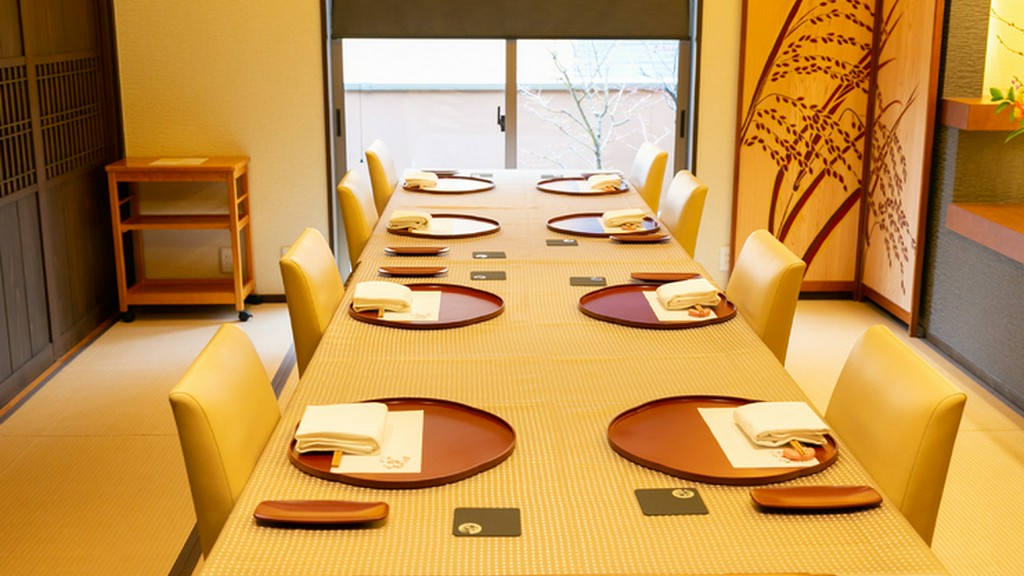 プライベート空間で食事を楽しめる個室も完備