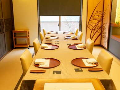 プライベート空間で食事を楽しめる個室も完備