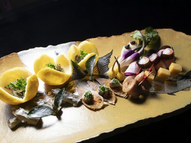 二人の時間を彩る、洗練された雰囲気と、店自慢の料理