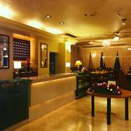 内装もリゾートホテルのラウンジの佇まい。