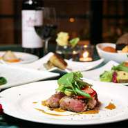 ディナータイムは、リゾートホテルのラウンジのような雰囲気で、しっとりとした大人の時間が楽しめます。