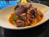 ステーキとルッコラのパスタ（サラダ、パン、ドリンク付）2300円