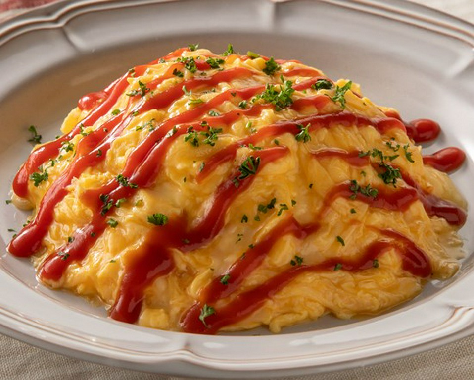 CELTS特製　ふわとろ卵のガーリックオムライス（サラダ付）