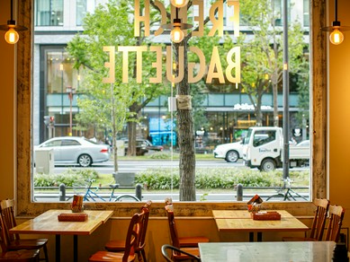 御堂筋を背景に食事を楽しめる開放的な店内