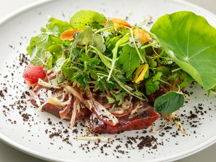 『寒鰤のカルパッチョ　ちょうけいじ農園のハーブのサラダ』