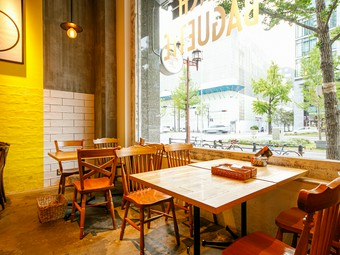 レイアウト自在な店内。貸し切りパーティーも相談可