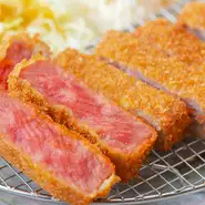兪氏が自然と身に付けた、おいしい肉を見分ける舌。こだわりの中で選んだのは「神戸牛」「松坂牛」と、自慢の北海道ブランド牛「白老牛」。肉をメインに肉の良さを引き出せるように、だしやタレの味を決めています。