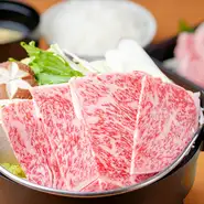 こだわりの割下は、スープとして飲み干せるほど旨みが強く仕上げられています。主役の神戸牛は、薄くそれでいて大判にスライス。割下で軽く煮るだけで、甘い脂がサラリと溶けて丁度良い塩梅になります。