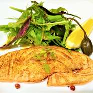 脂の乗ったノルウェーサーモンをスモークして、自家製ならではの厚切りにして炙りました！！
お好みでレモンを絞って、アクセントのケッパーベリーが◎