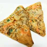 もずく、桜海老、ニラのクレープを焼き、干し海老や香味野菜の旨みがたっぷりの沙茶醤を塗り、さらに香ばしく焼きあげました！！
ひらやーちーのキリバール風アレンジです♪