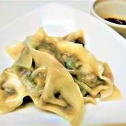 もずくあんと共に浅蜊、干し椎茸、竹の子、ニラを生地に包んだ雲呑(わんたん)です！！
特製の粒マスタード入りトマト酢醤油でどうぞ♪