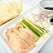 北京ダックを蒸鶏でアレンジした料理です！！
生地にたっぷりの甜面醤(甘味噌)を塗り、蒸鶏、胡瓜、白葱＆糸唐辛子を包んでお召し上がり下さい♪