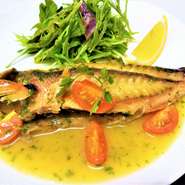 ヒュメ・ド・ポワソンという洋風の魚だしをベースに、たっぷりの白ワイン＆バター＆ハーブで仕上げた、フレンチ仕立てのソースをかけながら火を通していくので、皮面は香ばしく、身はしっとり仕上がっています！！