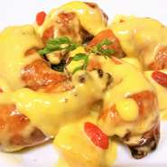 ぷりぷりサクサクの海老フリットに、オリジナルのマヨソース、マンゴーピューレ、さらにたっぷりのマンゴー果肉を贅沢に合わせました！！
至福の瞬間☆