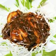 広島県産の大粒牡蠣を、しょうが、にんにく、6種の醤をベースに、唐辛子、中国山椒の花椒、麻辣醤でアクセントを加えた旨辛ダレで煮絡めました！！
サクサクの揚げビーフンにタレを絡めながら♪
紹興酒との相性が◎