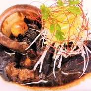 泊漁港“いゆまち”で仕入れた新鮮な鮪の目玉を、たっぷりの赤ワインとオリジナルの調味料、スパイス、ハーブと共にじっくりと煮込みました！！
ほろほろの頬肉と、とろけるゼラチン質が絶品♪