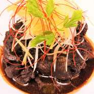 泊漁港“いゆまち”で仕入れた新鮮な鮪のテールを、たっぷりの赤ワインとオリジナルの調味料、スパイス、ハーブと共にじっくりと煮込みました！！
さっぱりとした肉質と濃厚なソースのマリアージュ♪