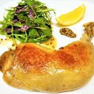 コンフィとは約80℃の低温の脂で煮るように、しっとりと火を通す調理法です。
300gの骨付きもも肉で、旨味＆食べごたえも抜群！！
皮面をパリッと香ばしく焼いたコンフィに、お好みでレモン、粒マスタードと共に♪