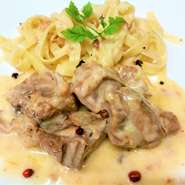 ６時間トロトロに煮込んだ軟骨ソーキを、旨味たっぷりのだし汁と共に、レモンを効かせたさっぱりクリーム仕立てにしました！！
付け合わせの“山原そば”がソースに絡んで美味しい、沖縄フレンチ的な一皿です♪