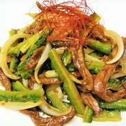 牛ハラミ、ゴーヤー、玉葱を、クミンと生姜を効かせたオイスターベースのタレで炒めた、沖縄版“チンジャオロース”！！
思わず紹興酒が飲みたくなる一品です♪