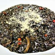 沖縄では馴染み深いイカ墨の塩辛“すみいか”を隠し味に、風味豊かな玄米でリゾットに仕立てました！！
玄米の食感が超アルデンテなコク旨リゾットです♪