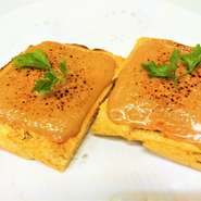 豆腐蓉をベースに数種類のチーズをブレンドした豆腐蓉チーズを、圧縮麩に塗って焼きあげました！！
サクサクの麸にとろける豆腐蓉チーズが◎