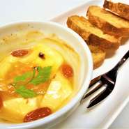 カマンベールチーズとオレンジママレードにグランマルニエ(オレンジリキュール)を効かせて、ココットの器で熱々に焼き上げました！！
オレンジピール入りのベルギー産白ビール“ヒューガルデンホワイト”がお薦め♪