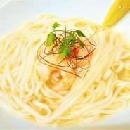 自家製ブイヨンをベースに、化学調味料を使わない優しい味わいのスープです！！
お好みでレモンや粗挽唐辛子に沖縄ならではのコーレーグースを加えたオリジナルスタイルで♪