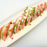 スクバーニャソースとは…沖縄食材のスクガラス(アイゴの稚魚の塩漬け)を使いキリバール風にアレンジした、オキナワンバーニャカウダソースです！！
ピンクペッパーをアクセントに♪