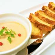 白レバーとは鶏の脂肪肝＝フォアグラのように風味が豊かで、レバー好きにはもちろん、レバー嫌いでも美味しく食べられるという、スペシャルな一品となっております☆