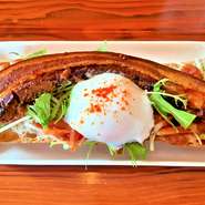 シャキシャキの水菜にピリ辛サルサソース、とろけるスパイシーなラフテーにまろやかな温玉が乗った、パリパリのバゲットを使ったオープンタコスサンドです♪ 