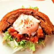 シャキシャキの水菜にピリ辛サルサソース、スパイシーなラフテーにまろやかな温玉が乗ったタコライスです♪