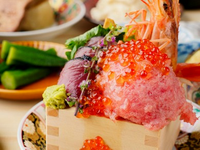 【海鮮刺身の升盛り】豪華な海鮮いくら、赤エビ、ネギトロ、カツオが一つに！