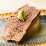 3時間かけてじっくり煮込んだ茹でタンは口の中でホロホロくずれる柔らかさ。焼く以外のタンの魅力に気づける一品☆