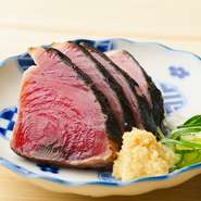 なんと新鮮なお刺身も食べ放題！！焼き目が香ばしく、旨味がギュッと詰まったカツオのタタキは、食べ始めたら箸が止まらない逸品。豊富な品揃えで大満足間違い無しの全60品が食べ放題×ドリンク70種も飲み放題！