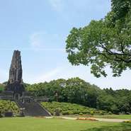 宮崎市民に愛される平和台公園の中にレストランと平和の塔はあります。夏は蛍鑑賞や冬は天体観測と日頃の憩いの場として親しまれています。