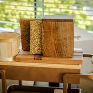 印象敵なブレッドケースから好きなだけ切り出してくれるパンは胡麻とシリアルの２種類です。バターは北海道門別町の『アドナイ』製。出来立てが直送されるのでフレッシュな味わい。つい食べ過ぎてしまうおいしさ。