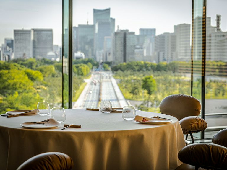 皇居外苑の豊かな緑とお濠が眺められる唯一無二の特等席