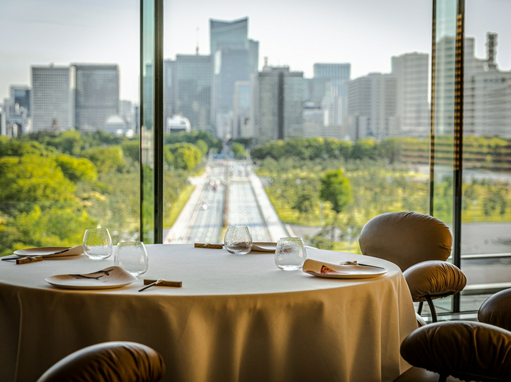 皇居外苑の豊かな緑とお濠が眺められる唯一無二の特等席			