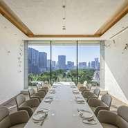 2人から10人まで、用途にあわせて使える個室が３つあります。個室からの眺望も抜群。商談から結納まで様々なオケージョンで使うことが可能。食前酒と個室料を含んだアニバーサリー個室プランもあります。				