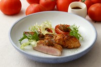 淡路産の真名鰹は、春に旨味を増す高級魚。
備長炭でじっくり焼くうちに滲み出す脂が旨さの証しといえます。魚をベースにブラッドオレンジや様々な野菜を使った、爽やかな酸味とコクのあるソースを合わせました。