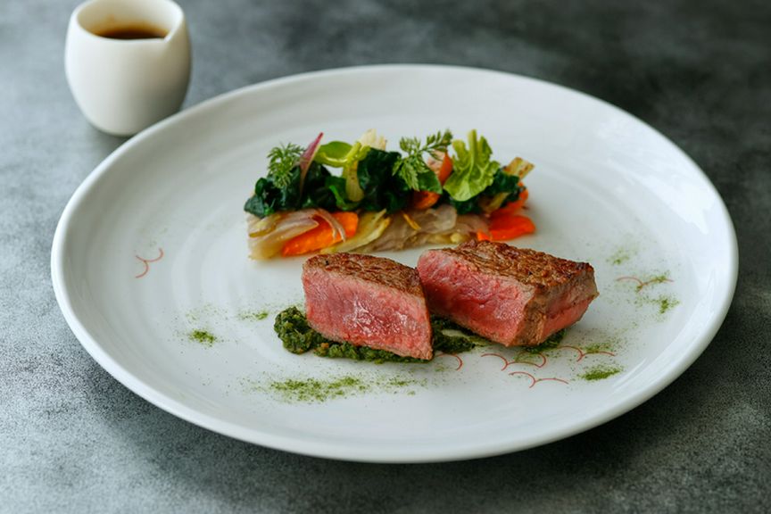 旬の最高の食材で仕立てたメニューをお楽しみください。