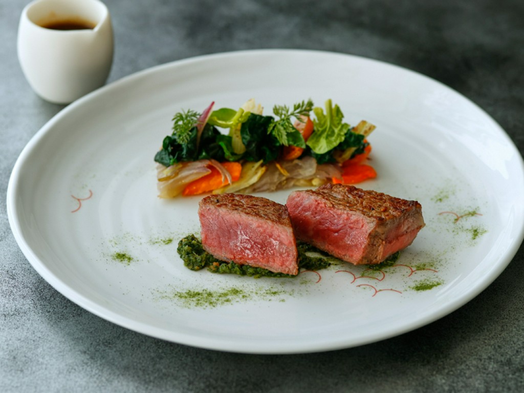 旬の最高の食材で仕立てたメニューをお楽しみください。