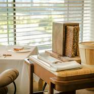 パンとバターのサービスのほかに、食後のハーブティなどもワゴンでサービスされます。心地良さのなかにも、格式あるフランス料理らしいサービスに、ドラマティックな時間を過ごすことができるでしょう。