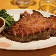 豚肉には、受賞歴のあるカナダ産三元豚が使われています。2時間半ほど低温真空料理で火を通した後、表面に香ばしい焼き目をつけてから提供。しっとりとして柔らかく、レアな状態を楽しめます。